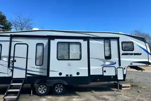 2019 Forest River RV Cherokee Arctic Wolf 305ML6 Fifth Wheel