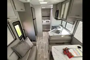 New 2025 Thor Chateau 30ft. with free private shuttle - Marie