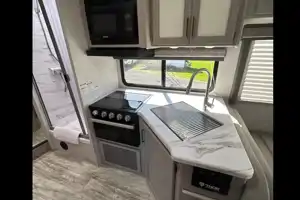 New 2025 Thor Chateau 30ft. with free private shuttle - Marie