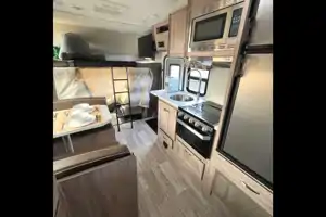 Summit- 24ft Class C Motorhome Go-anywhere Park Explorer Perfect Size. 2 queens! Sleeps 5