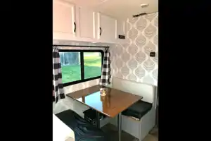 Cozy Camper for 6: Freshly renovated and fully stocked!