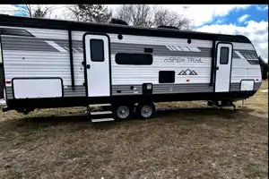 Family friendly 2022 32’ Aspen trail Travel Trailer
