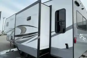 NEW 5TH WHEEL CAMPER WITH ROOM FOR EVERYONE!