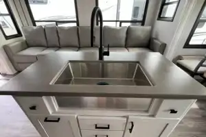 NEW 5TH WHEEL CAMPER WITH ROOM FOR EVERYONE!