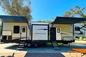 Amazing RV - 2 Bedrooms, 1.5 Baths, Fully Equipped!!