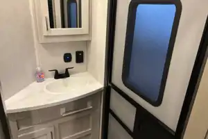 Amazing RV - 2 Bedrooms, 1.5 Baths, Fully Equipped!!