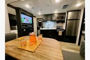 "The Suite Spot" - 2022 Coachmen Freedom Express Ultra Lite 257BHS