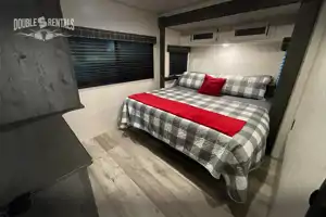 SPORTSMEN DESTINATION w/ Private King Master, Bunks & Residential Fridge!