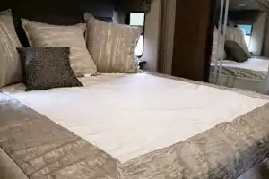Beautiful Couples Coach- King size bed!