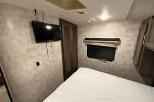 Sleeps 6 - Highland Ridge Light Spacious
