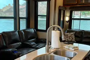 Clean and comfortable. Fully stocked kitchen. Heartland Bighorn Fifth Wheel 40' - Delivery only