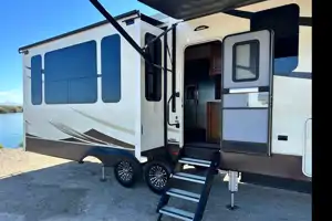Clean and comfortable. Fully stocked kitchen. Heartland Bighorn Fifth Wheel 40' - Delivery only
