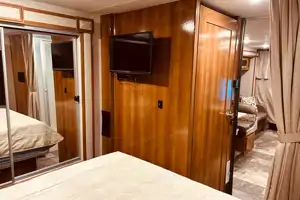Cozy, Spacious, Wallet-Friendly Getaway + Lavish Amenities - 125 Miles/Day