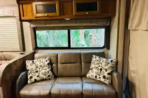 Cozy, Spacious, Wallet-Friendly Getaway + Lavish Amenities - 125 Miles/Day