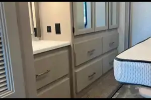 34*NEW*Thor Windsport 8-SLEEPER-WiFi-KING BED-2 SlideOut Huge Rooms-WOW!!