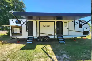 Expedition- 38 ft 2 Bedroom 1.5 bath Luxury 4 season Loaded Travel Trailer