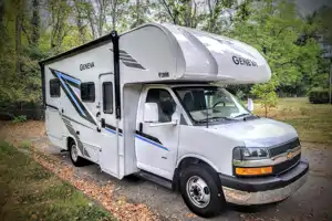 Adventure Awaits in new RV – Easy to Drive, Sleeps 5!