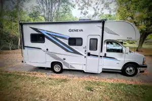 Adventure Awaits in new RV – Easy to Drive, Sleeps 5!