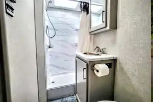 Adventure Awaits in new RV – Easy to Drive, Sleeps 5!