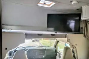 Adventure Awaits in new RV – Easy to Drive, Sleeps 5!