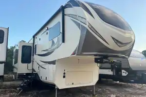 Luxurious 43’ Spacious 5th Wheel