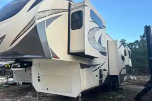 Luxurious 43’ Spacious 5th Wheel