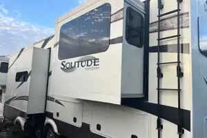 Luxurious 43’ Spacious 5th Wheel