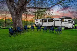 The Tumbleweed | Fully-Loaded Bunk House (Sleeps 8)