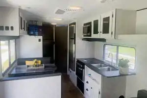 TRAIL RUNNER Bunkhouse w/ Queen Bed, Fold-Out Sofa & Dinette