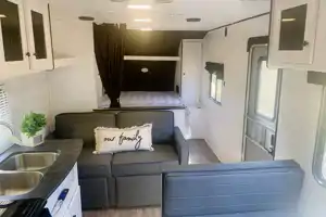 TRAIL RUNNER Bunkhouse w/ Queen Bed, Fold-Out Sofa & Dinette