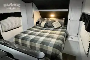 TRAIL RUNNER Bunkhouse w/ Queen Bed, Fold-Out Sofa & Dinette