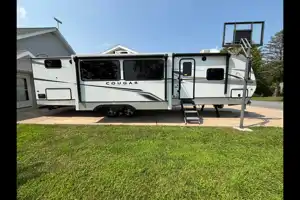 Joel's Keystone 34TSB Luxury Travel Trailer w/auto leveling!