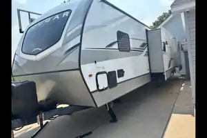 Joel's Keystone 34TSB Luxury Travel Trailer w/auto leveling!