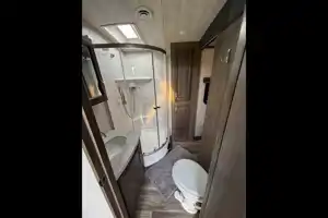 Joel's Keystone 34TSB Luxury Travel Trailer w/auto leveling!