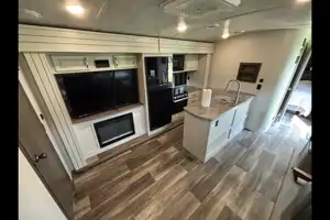 Joel's Keystone 34TSB Luxury Travel Trailer w/auto leveling!