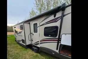 33ft Heritage Glen Holiday Trailer