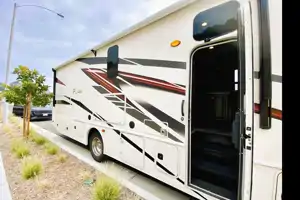 🍦 Creamy Flair 🍦 2021 Modern & Reliable Luxury RV – Family-Friendly, Sleeps 10
