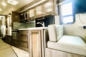 🍦 Creamy Flair 🍦 2021 Modern & Reliable Luxury RV – Family-Friendly, Sleeps 10
