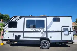 2023 Trailer Under 5000lbs (Sleeps 6 & Delivery)