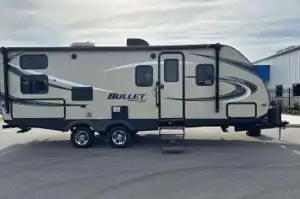 Gone Glamping's Pristine, Easy to tow 28' Ultra Lite Travel Trailer