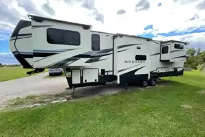 Hannah's Montana! 2021 Keystone RV Montana 3761FL