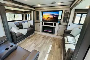 The Cabana Montana - 2021 Montana HC 377FL
