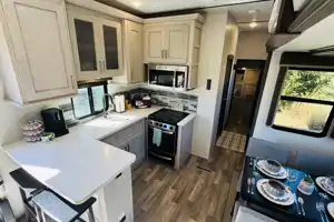 The Cabana Montana - 2021 Montana HC 377FL