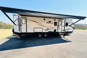 Cozy Bullet Bunkhouse with Outdoor Kitchen and Solar (Easy Delivery)