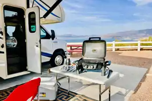 Beautiful 2018 Thor Motor Coach  Four wind 31y Class C