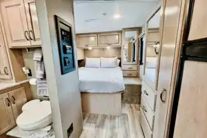 Beautiful 2018 Thor Motor Coach  Four wind 31y Class C