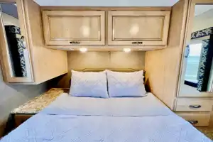 Beautiful 2018 Thor Motor Coach  Four wind 31y Class C