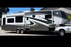 John's SOLAR OFF GRID Fifth Wheel 38'