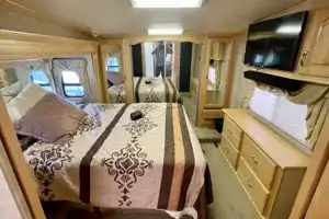 John's SOLAR OFF GRID Fifth Wheel 38'