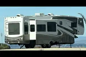 John's SOLAR OFF GRID Fifth Wheel 38'